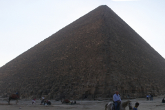 piramide-vanuit-de-hoek